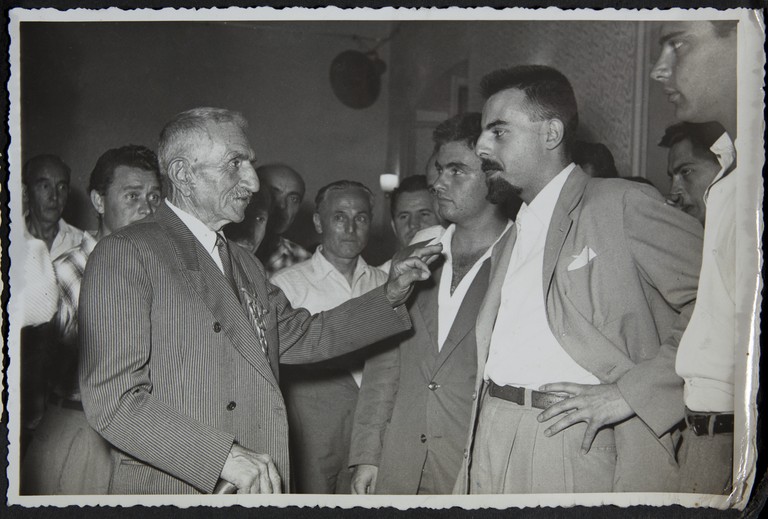 Trieste, luglio 1956, A.N.P.I. provinciale, Alcide Cervi dialoga con alcuni ospiti